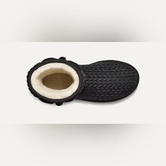 UGG Classic Short Villa Knit Platform Boot - Picture 7 of 15